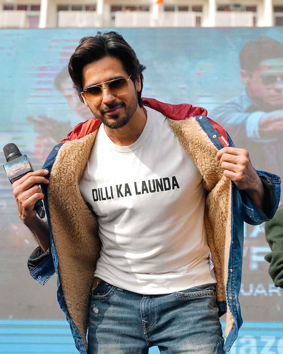 Sidharth, who plays SP Kabir Malik in the forthcoming action thriller series, sported a t-shirt carrying the text “Dilli Ka Launda” (a Delhi guy).