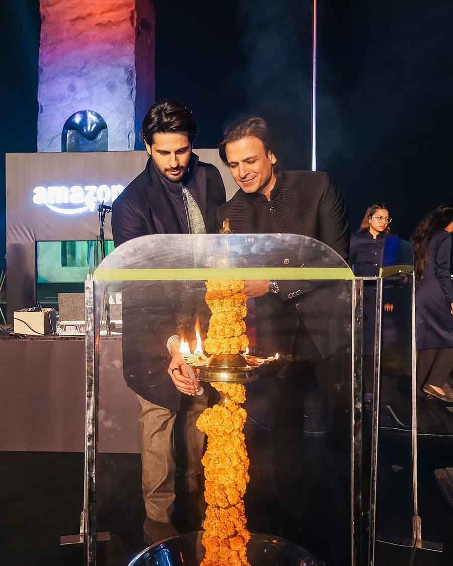 Sidharth and Vivek together lit a diya to pay homage to the martyrs at Delhi’s National Police Memorial.