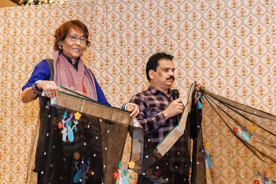The global fashion icon then introduced Khaled Husain, a national award winner from Rajasthan, who shows his artistry on saris with real zari work. Khaled showcased a sample of his craftsmanship while Bibi shared her long association with him. He was the first awardee of Kolkata Kettle 5.0