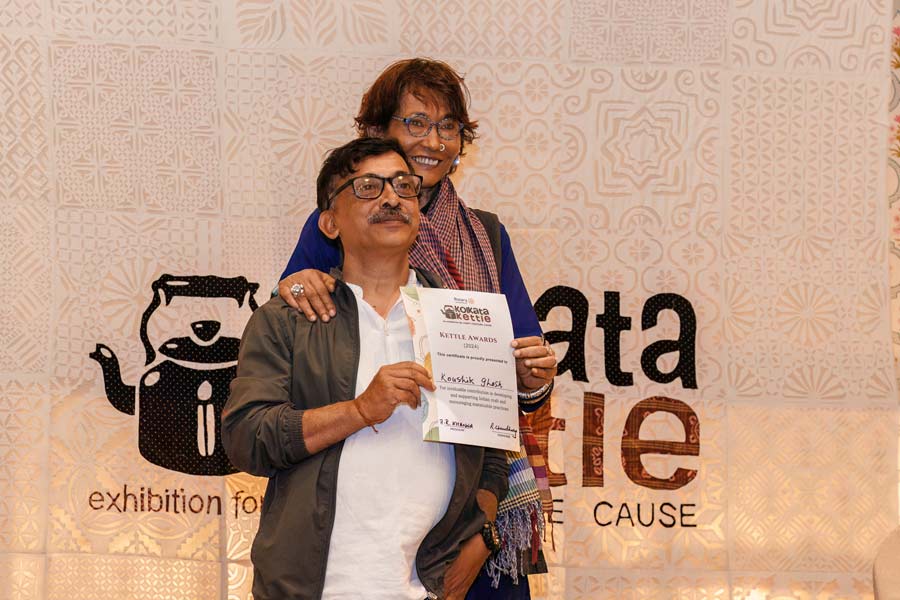 Kaushik Ghosh of the brand Design Studio, who is also behind designing the first ‘craft kettle’ — the first edition of Kolkata Kettle — was awarded for his artworks in ceramic and wood. He predominantly works with organic colours and also produces eco-print saris