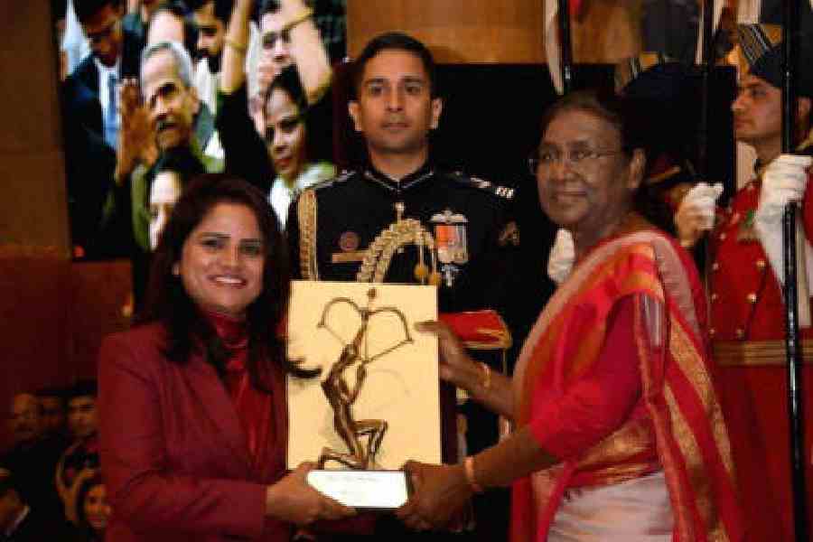 Pinki Singh receives the Arjuna Award from President Droupadi Murmu 