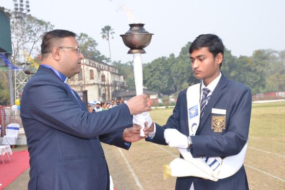 A glimpse of the Principal handing over the symbolic school torch to the school captain. The event unfolded as a dynamic carnival of athleticism, embracing a myriad of sports activities and fierce competitions.