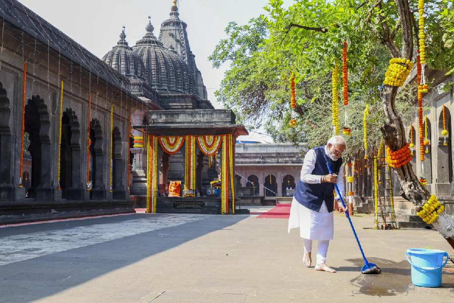 Ram Temple | In pictures: Politicians participate in cleanliness drive ...