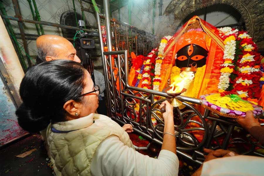 Mamata Banerjee reaches Kalighat Temple, offers prayers ahead of her scheduled Sanhati Rally for all faiths.