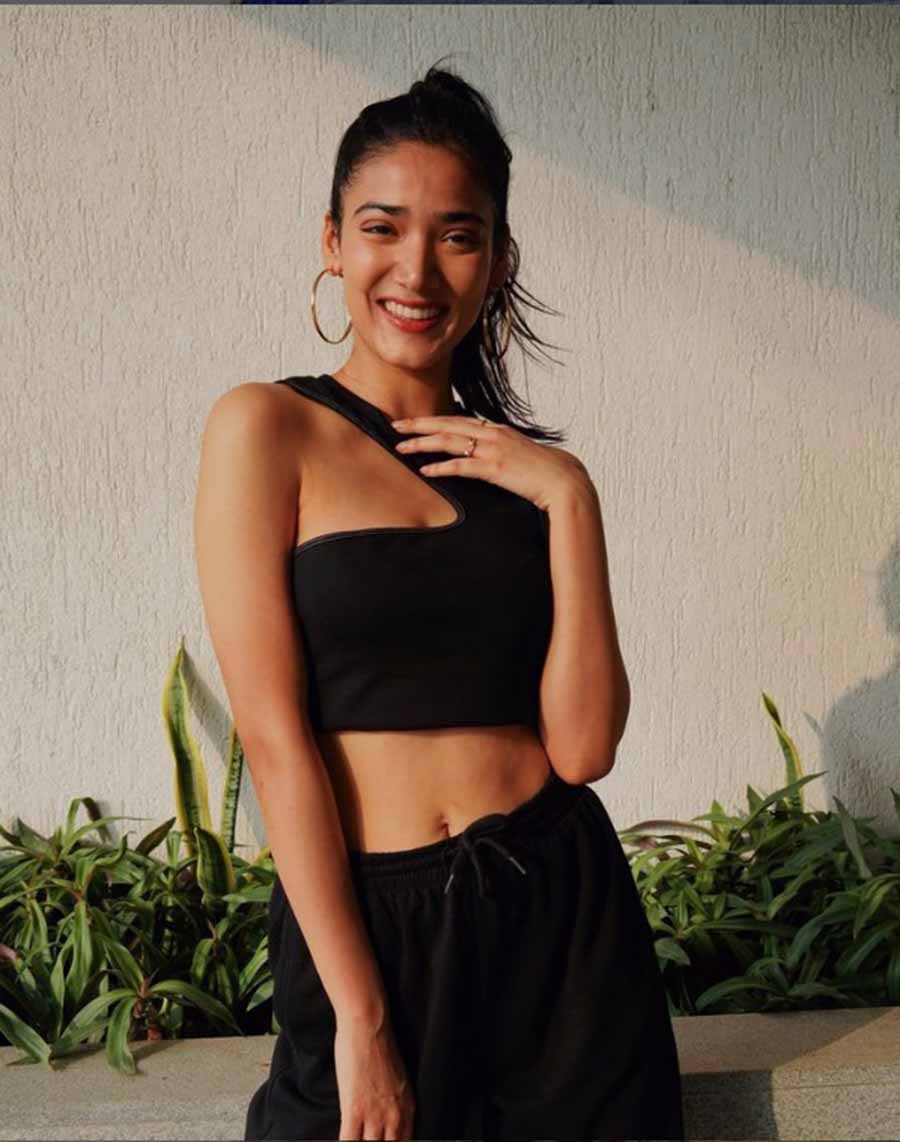 Medha definitely loves her hoops and this golden pair jazzes up her black coordinated outfit.