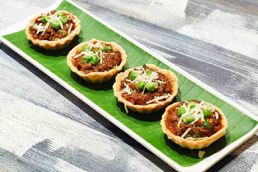 Mangsho-OKoraishutir Tart is made with Indian spices blended with minced meat along with fresh green peas, filling the savoury tart