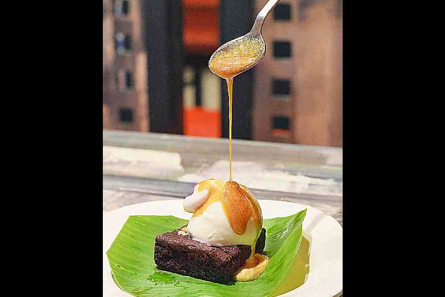 Brownie with Nolen Gur Drizzle is a burst of flavours in your mouth as the chocolate sauce is replaced by sweet nolen gur