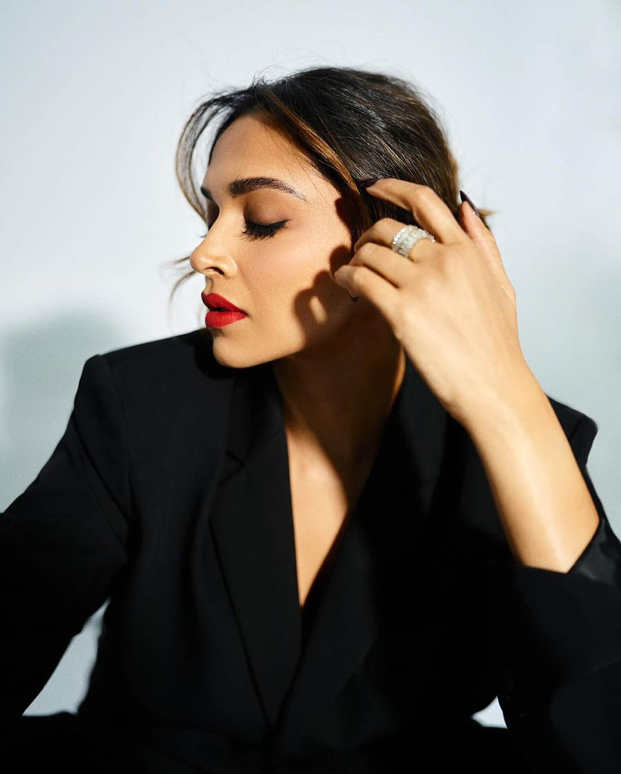 Deepika, who is all set to portray Squadron Leader Minal Rathore a.k.a Minni in Siddharth Anand’s upcoming actioner, sported an oversized black blazer at the event. 