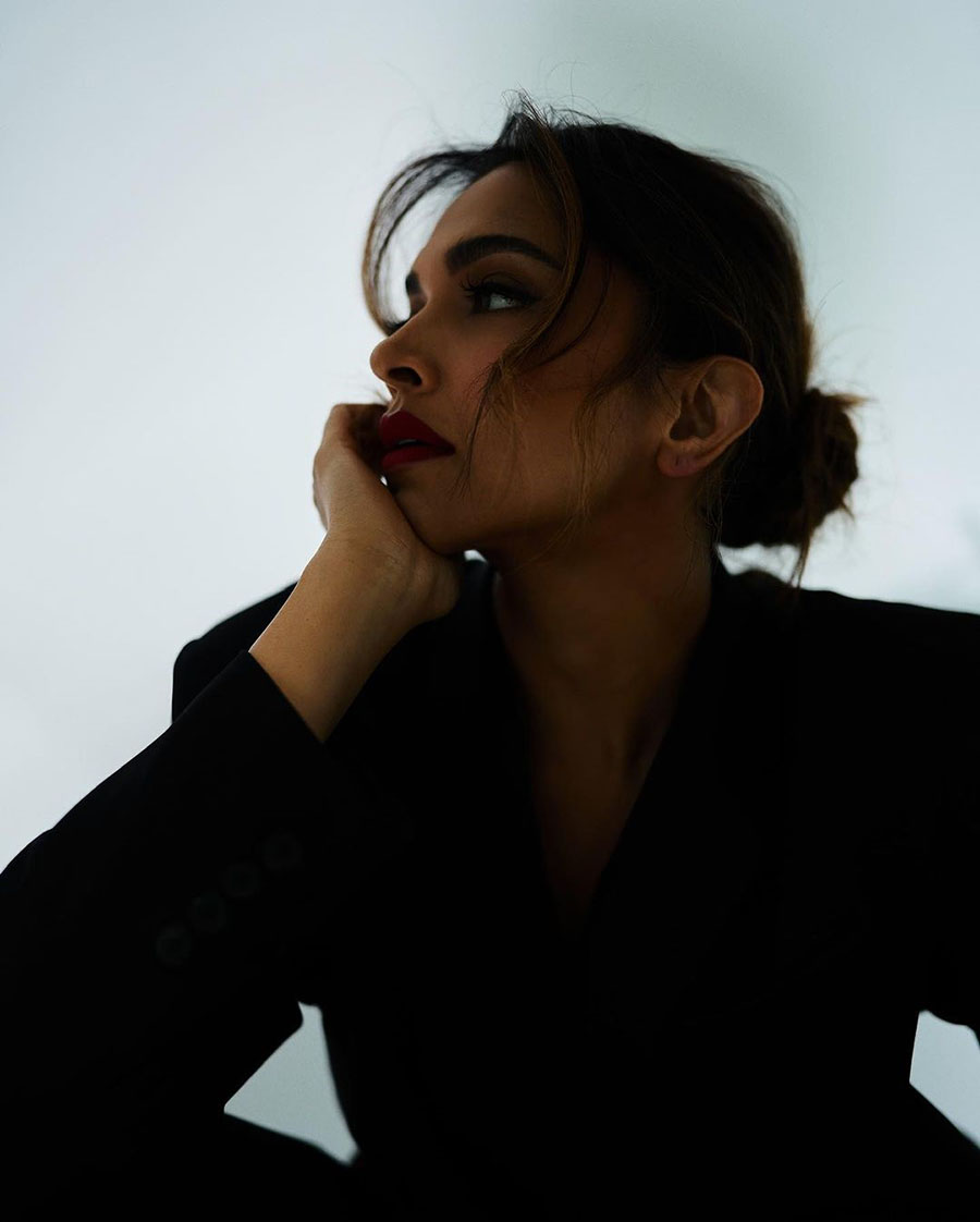 A messy bun and loose strands of hair falling over her face accentuated Deepika’s outfit.  