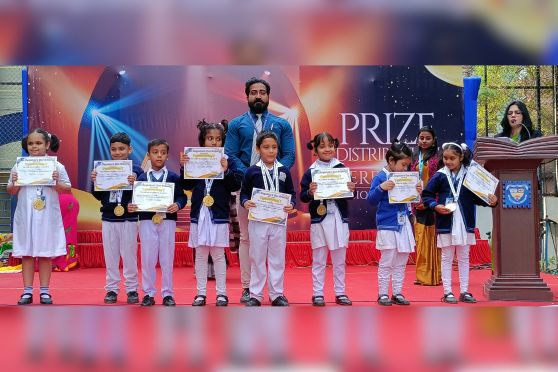 The ceremony featured the distribution of prizes in categories ranging from sports and performing arts to literary competitions and scientific projects.