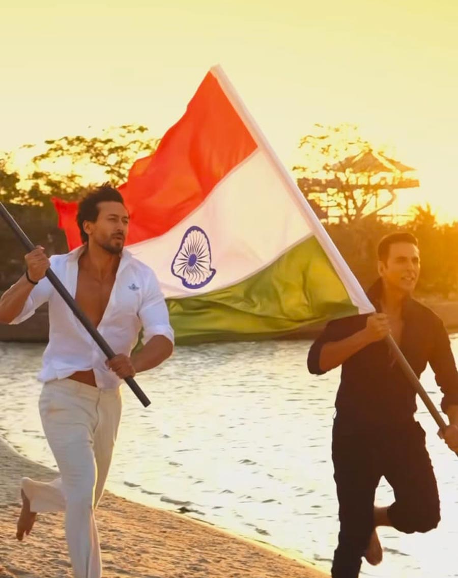 Akshay Kumar and Tiger Shroff, who are currently awaiting the release of their action thriller Bade Miyan Chote Miyan, ran around a beach with Indian flags in a new video.