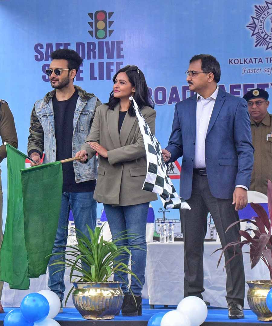 Actors Priyanka Sarkar and Saheb Bhattacharjee, along with police commissioner Vineet Kumar Goyal, flag off a rally to mark the end of the Kolkata Traffic Police Road Safety Week 2024 (January 21 to 27) on Saturday