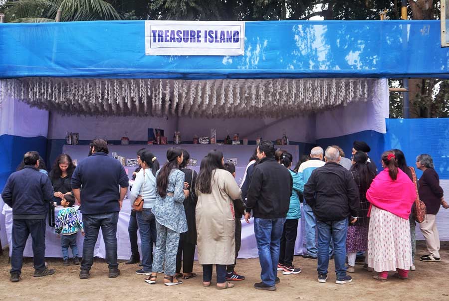 Every year, the Treasure Hunt and Lucky Draw stalls pull the crowds with their tempting gifts. This year was no different as many a visitor went home smiling