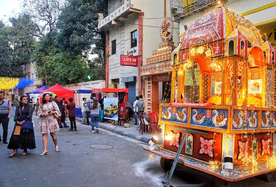 All eyes were on Shibmandir’s iconic chariot, which was decorated and lit up for the event