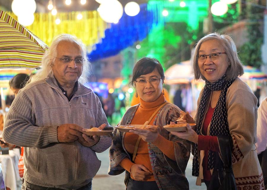 Thespians Sumit, Katy and Dana Lai Roy were enjoying some Bengali mishti between performances. “It’s lovely how Kolkata comes alive in winters, and this event has such a community atmosphere. We came especially for Jayant’s show,” said Dana
