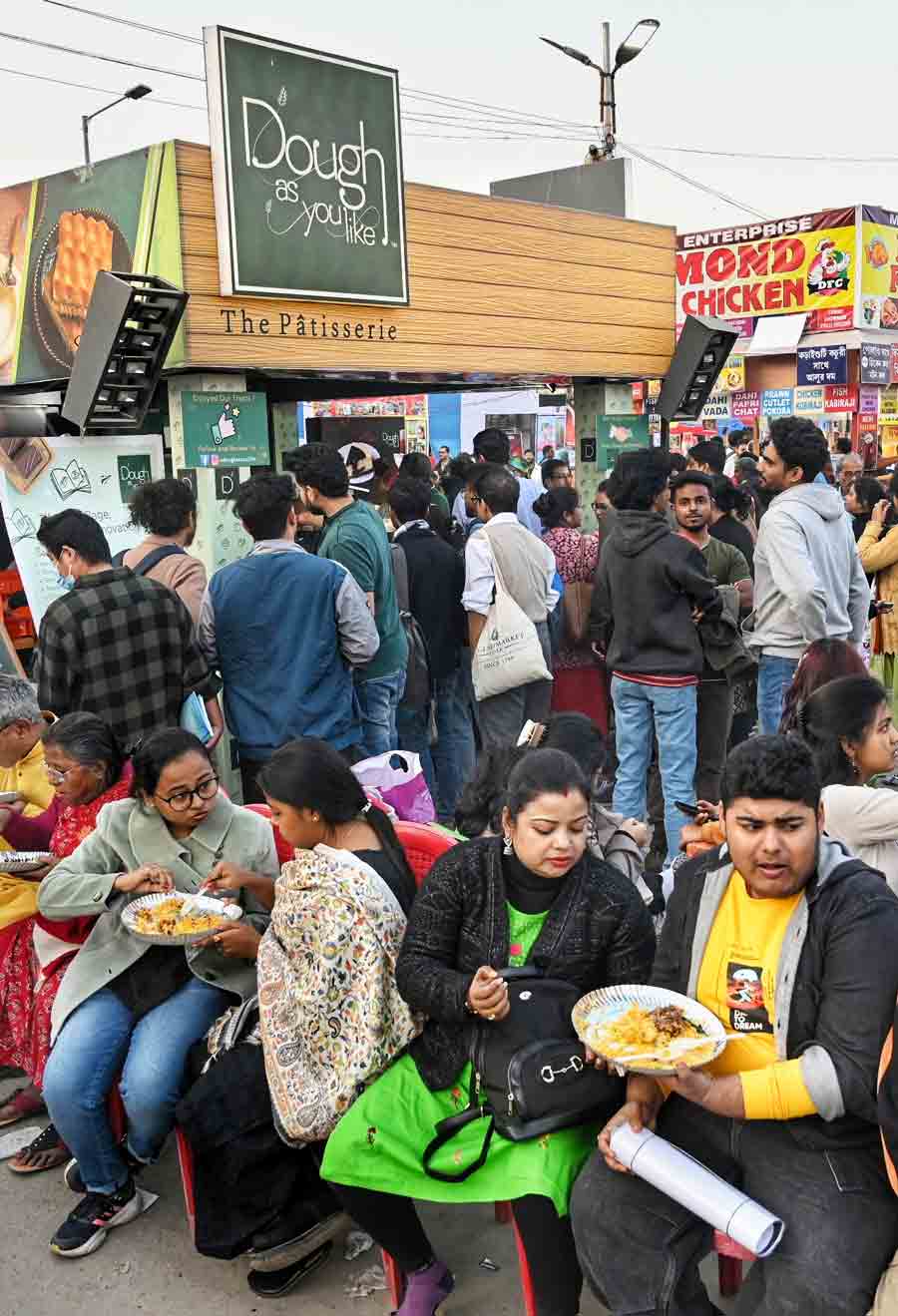Can food not be a part of anything in Kolkata? Several food stalls satiate the hunger pangs of bookworms. From fish fry, biryani, cakes and pastries to Chinese and rolls, everything is on offer