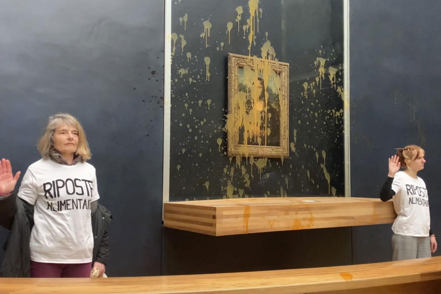 Mona Lisa Climate activists throw soup at glass protecting Mona