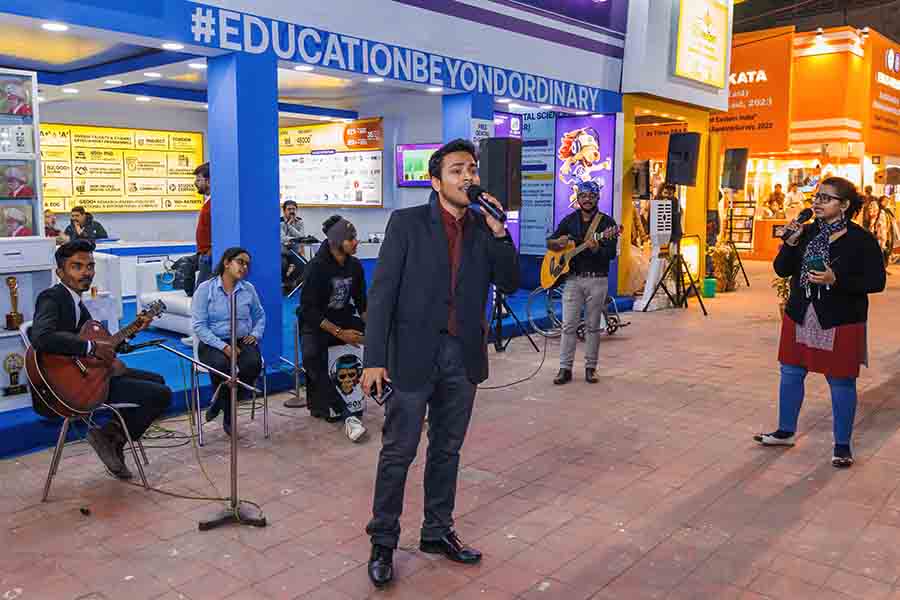 This year too, we found students and folk singers playing music at several corners of the fair