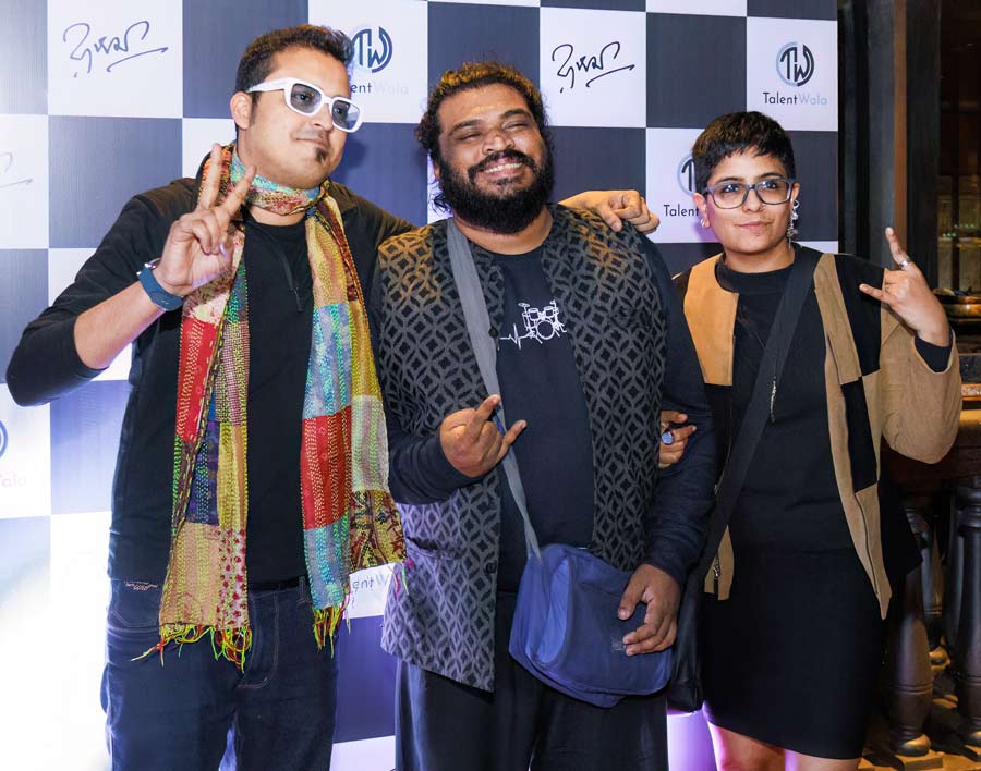 Bodhisattwa Ghosh and Gaurab ‘Gaboo’ Chatterjee, music buddies and band members of Lakkhichhara, posed for a frame with artist Indrani Banerjee