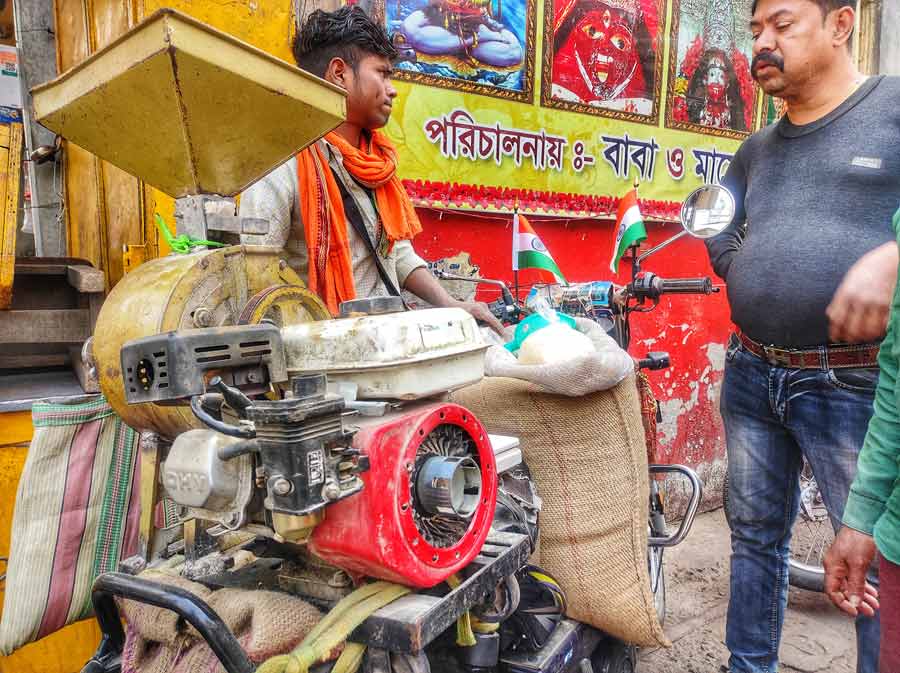 A man roaming the streets with a grinding machine that grinds grams to make 'sattu' in minutes