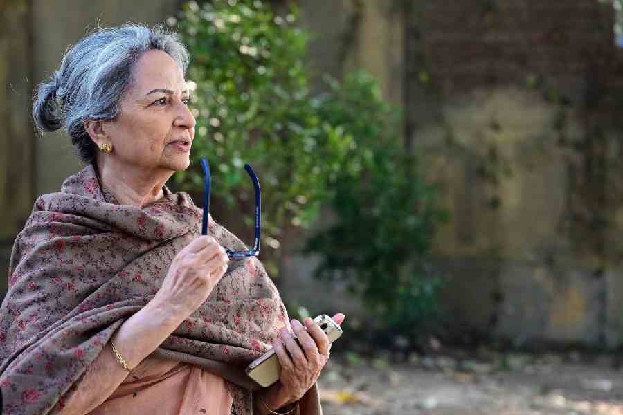 Sharmila didn’t miss capturing some BTS moments on the sets in her phone before starting her shots