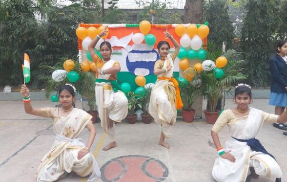  The programme started with the hoisting of the Tricolour and a speech by the school principal
