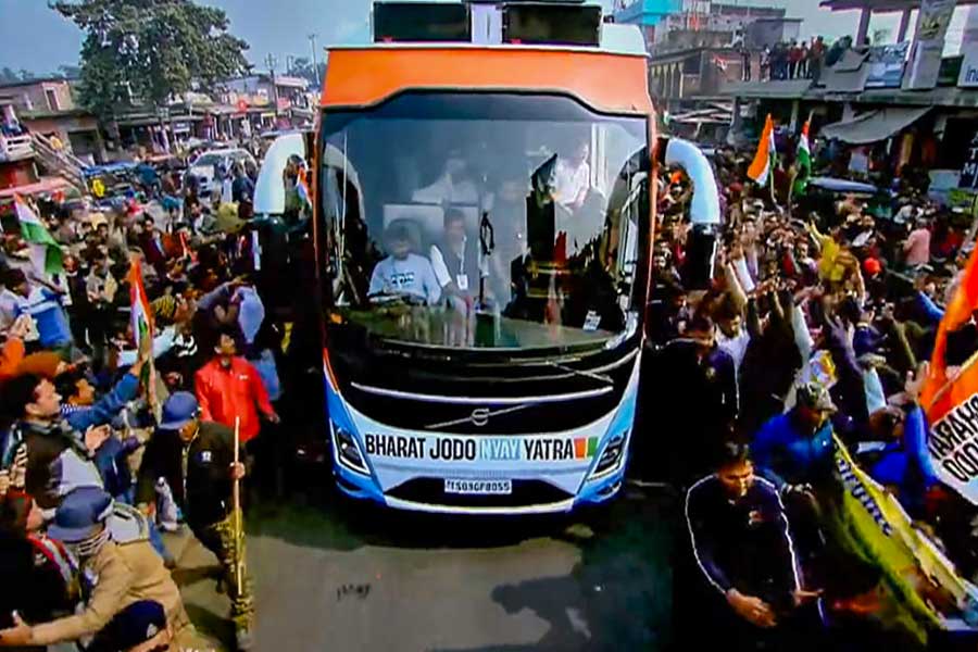 Bharat Jodo Nyay Yatra Rahul Gandhi S Bharat Jodo Nyay Yatra Enters Bengal His Car Pelted