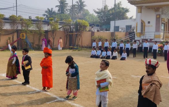 Students of Nursery I to class II put up spectacular shows with yoga performance, enactment, dance performances ,patriotic song and gymnastics
