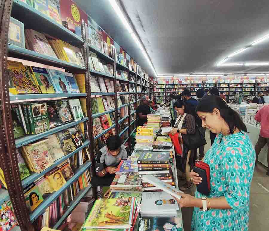 Book lovers make an effort to clinch some last-minute deals before a year-long wait begins