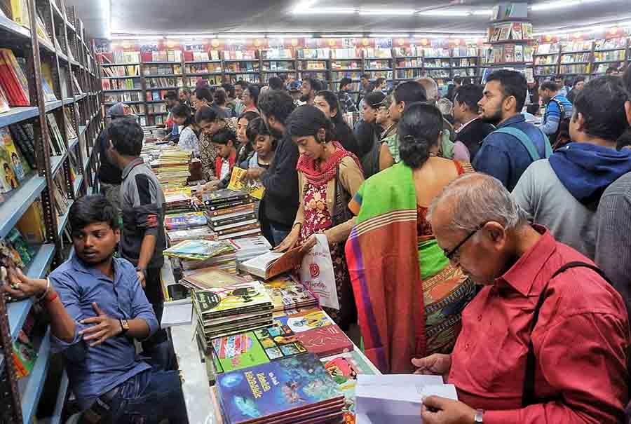 There was a sudden surge in crowds in book stalls towards evening