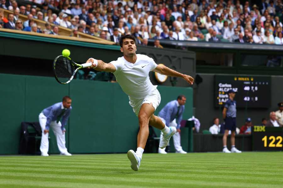 Wimbledon | Wimbledon : Alcaraz advances after early test, Medvedev and ...