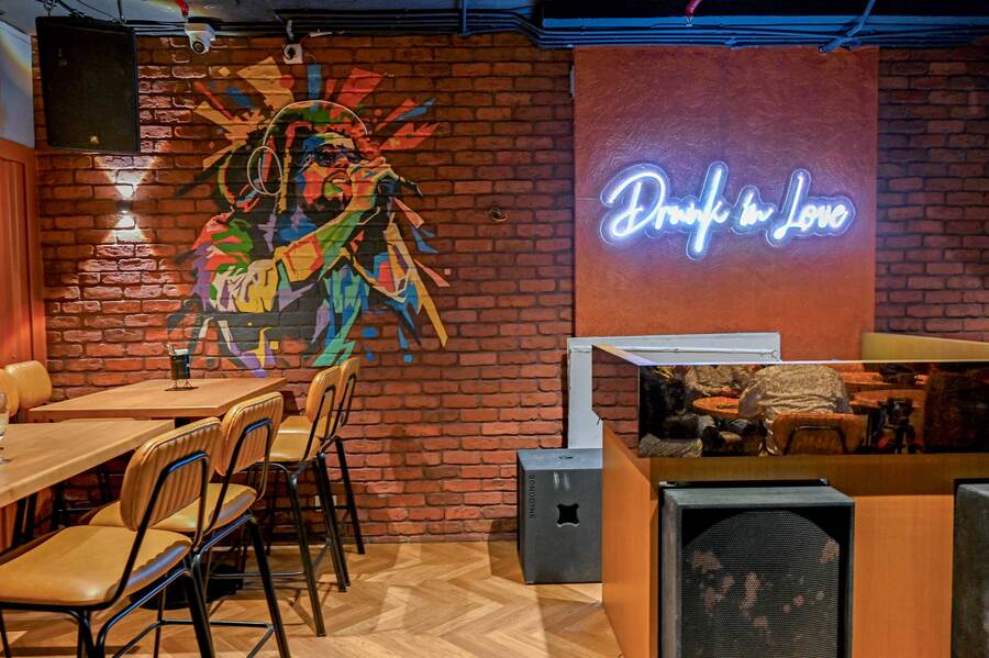 Speciality Restaurants relaunched lounge bar KIX on June 27, at City Centre 1 with a fresh new look exuding the pulsating vibe of Kolkata’s nightlife. Right beside Haka in CC1, KIX was inaugurated alongside the revamped Asian restaurant from the same brand. The lounge bar has revamped its interiors, making it the perfect party spot for the young crowd. It now features a dance floor too. Every night there will talented DJs taking over the console to keep the energy high