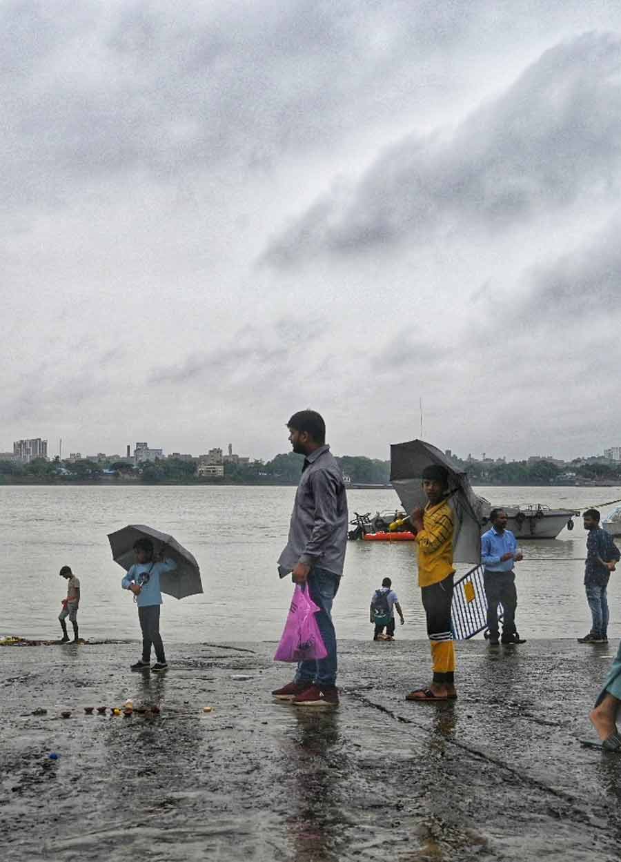 People spend time at Babughat on Wednesday afternoon. The city received 20.5mm of rainfall till evening. According to IMD, there are high chances of heavy to very heavy rainfall at one or two places over the districts of West Bengal in the next 2-3 days due to a cyclonic circulation over north Bangladesh and neighbourhood  