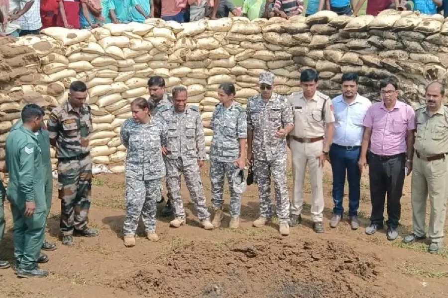 Bomb | Undetonated World War II bomb found in Jhargram’s Bhulanpur ...