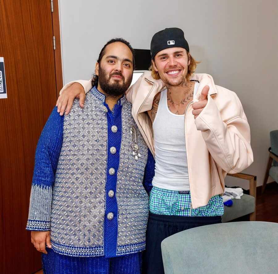 Anant’s second ensemble for the day included a blue bandhgala featuring silver embroidery. Bieber was all smiles while posing with him in a picture.