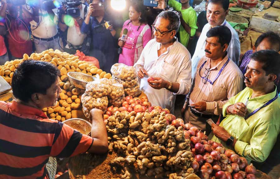 A day after chief minister Mamata Banerjee instructed Intelligence Bureau and Criminal Investigation Department to conduct raids to check the skyrocketing prices of vegetables and other essentials, a special task force visited city markets (Kankurgachi VIP Market in picture) to comply with her orders