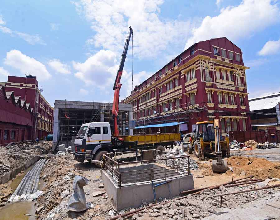 Construction of L-shaped subway of East West Metro at Howrah. Once operational, commuters will no longer have to exit the Howrah Metro station premises to reach the railway station. Instead, they can traverse through the Metro station concourse, granting direct access to the railway station for taking trains from the eastern and southeastern zones