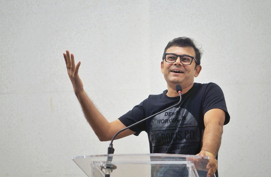 Sahitya Akademi awardee author Binod Ghoshal, who has written the book ‘Ke Bajaye Banshi’ on Kazi Nazrul Islam, spoke on the topic ‘Karagare Nazrul’ — touching on the life of the revolutionary poet, moments from his jail tenure and his relationship with Rabindranath Tagore