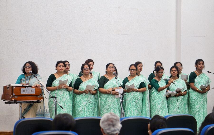 Members of the cultural group Chhayanat (Kolkata) started the evening on a melodious note with Nazrulgeeti (songs by Nazrul Islam)