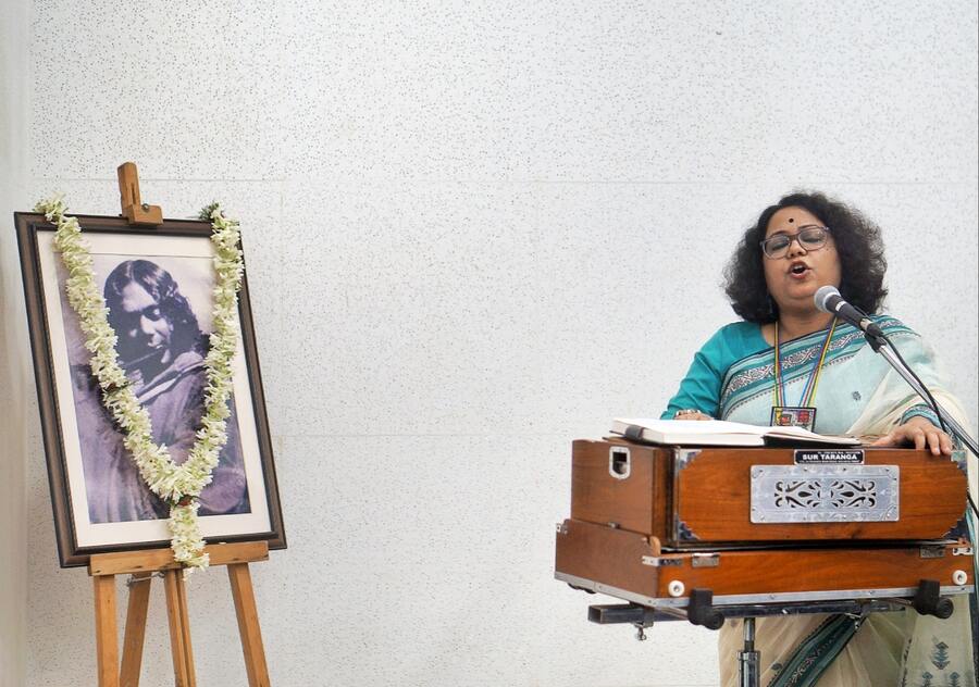 They sang popular songs like ‘Karar Oi Louho Kopat’ and ‘Durgam Giri Kantar Moru’