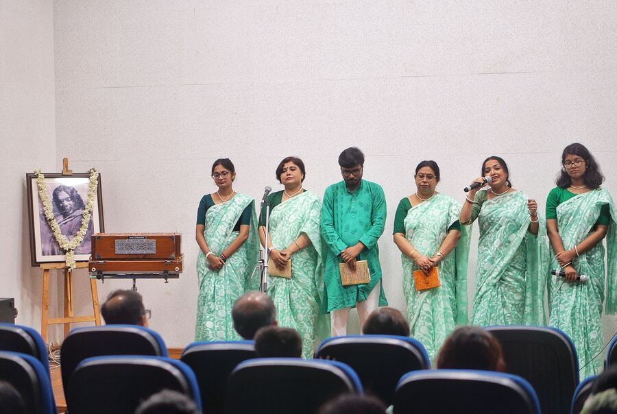 The team of Chhayanat also recited poetry of Kazi Nazrul Islam like ‘Samyabadi’, ‘Hindu Musalman’, ‘Gaahi Samyer Gaan’, ‘Nari’, among others. ‘Rajbandir Jabanbandi’ was also recited, and ‘Samyabadi Kabita Grantha’ was mentioned in the event, discussing the poet’s contribution