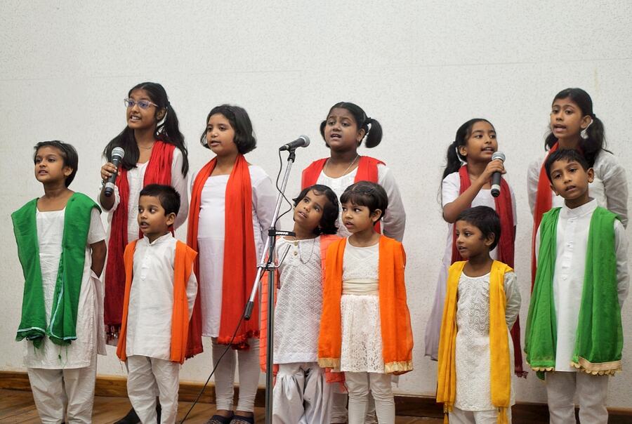 Young members of the team showcased their talent in a skit titled ‘Chotoder Nazrul’. Directed by Taniya Chatterjee of Chhayanat (Kolkata), the children recited ‘shrutinatak’ ‘Khuki o Kathbirali’ and ‘Lichu Chor’. Their emotive expressions and synchronised presentation won the hearts of the audience