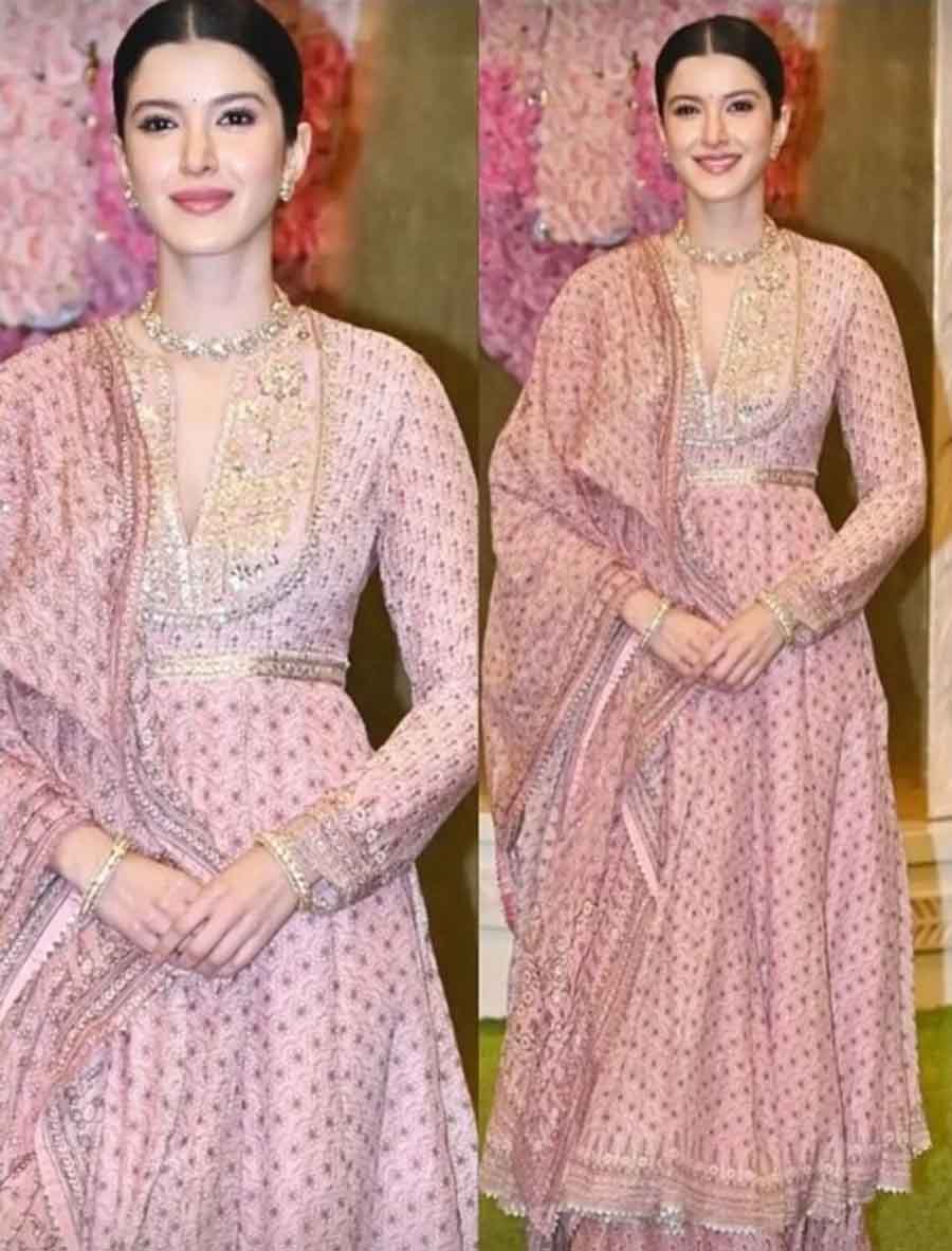 Taking a cue from her childhood friend Ananya, Shanaya opted for shimmery eyes, glossy lips and tinted cheeks to complement her outfit.