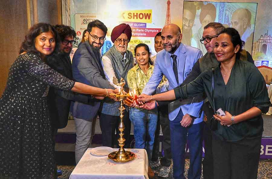 Ex-Olympians Bisweswar Nandi (gymnast), Gurbux Singh (hockey), Rahul Banerjee (archer), Joydeep Karmakar (shooting), Dola Banerjee (archer), Dipa Karmakar (gymnast), Parvin Thipsay (Grandmaster) and Soma Biswas (athlete in heptathlon) take part in a talk show in Kolkata