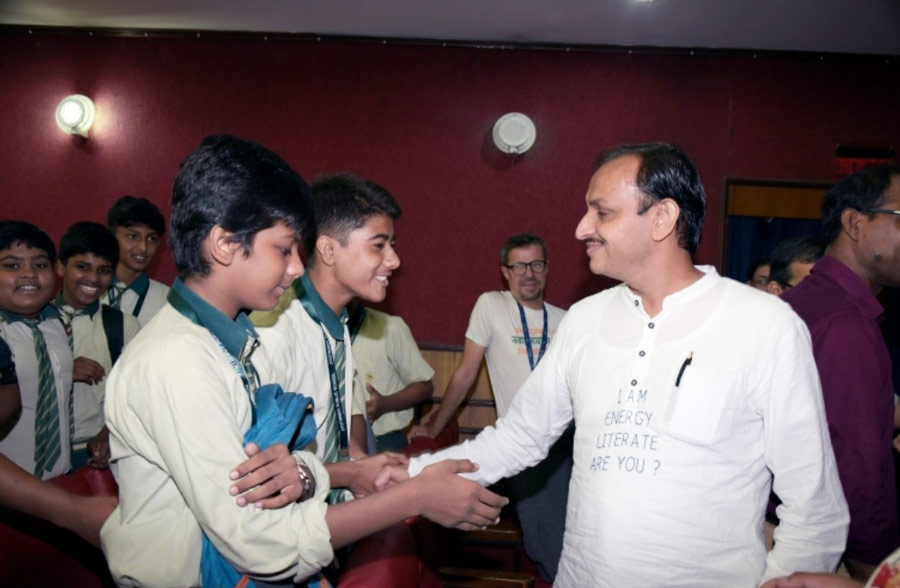 Over 300 students and teachers from Taki House Government Sponsored Girls’ High School, Jyotirmoy Public School and Balia Nafar Chandra Balika Vidyalaya attended a lecture ‘Understanding of Climate Change and Corrective Actions’ by ‘Solar man of India’ Chetan Singh Solanki at Birla Industrial and Technological Museum in Ballygunge on Saturday. Solanki is a professor in IIT-Bombay besides being the founder of Energy Swaraj Foundation and brand ambassador of solar energy department of the Madhya Pradesh government