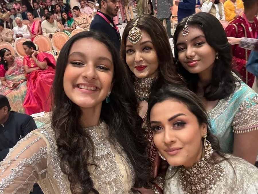 Aishwarya Rai and Namrata shone bright as they clicked a selfie with their daughters in tow.