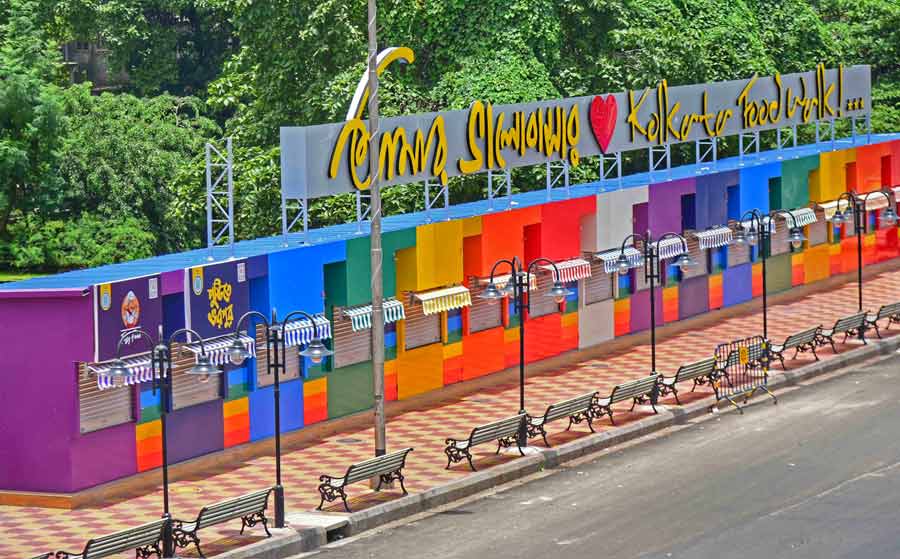 Sixteen stalls make up the Food Hub at Patuli on the southern fringes of EM Bypass. It boasts of specially designed benches with Raj-era lighting and wide pavements laid with designer paver blocks