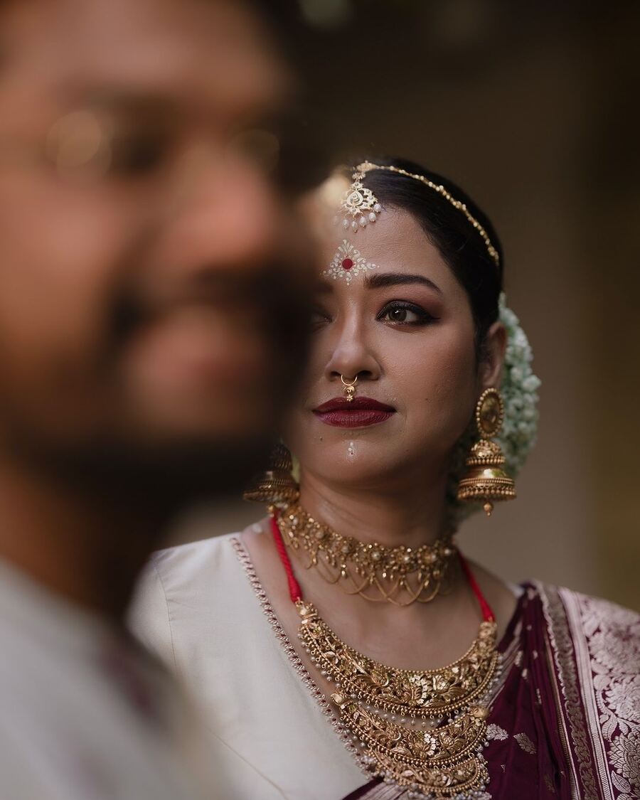 Sohini looked gorgeous in a jamun-coloured banarasi and traditional gold jewellery. With chandan on her forehead, the actress made a style statement with her gold septum ring.