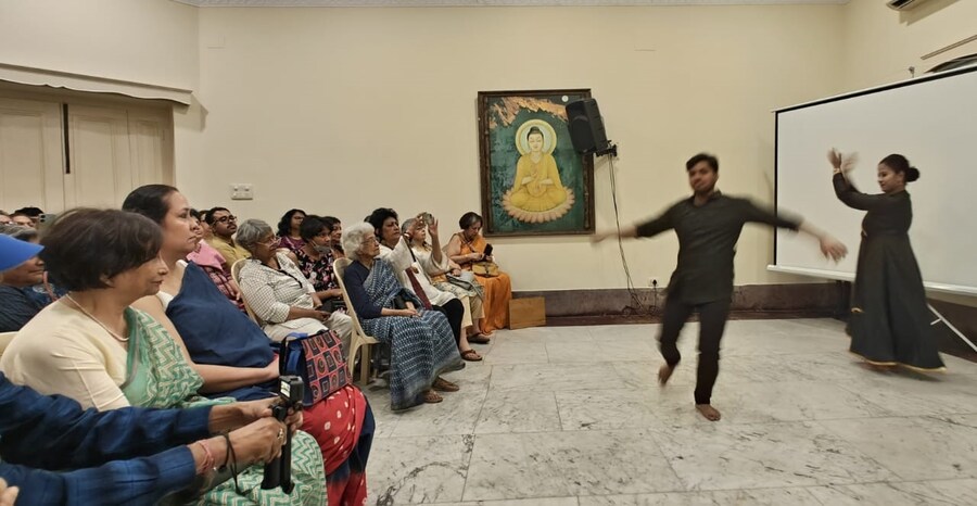 The event also saw two short but riveting dance pieces by Arunima Sengupta Basu and Shaptarshi Ballav of Rhythmosaic, and also took people back to Srila’s words from the lecture that glassblowing is like a dance between the furnace and the glassblower