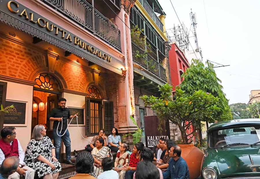 The third edition of Shonibar’er Adda, organised by Calcutta Walks saw Kalkutta Konjurors, a group of magicians and illusionists from the city, enthralling guests on the rowaks of Calcutta Bungalow 